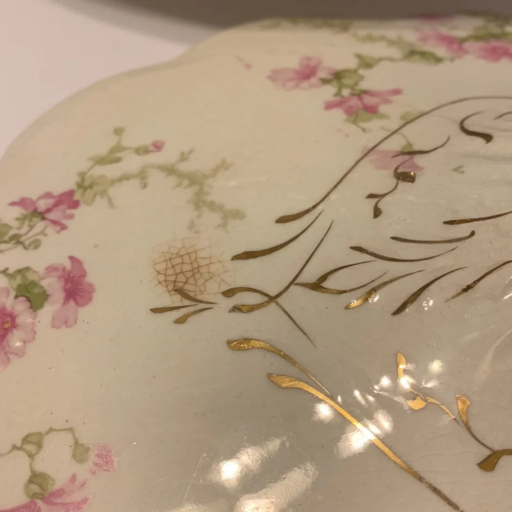 Covered serving dish. - Picture 9 of 15